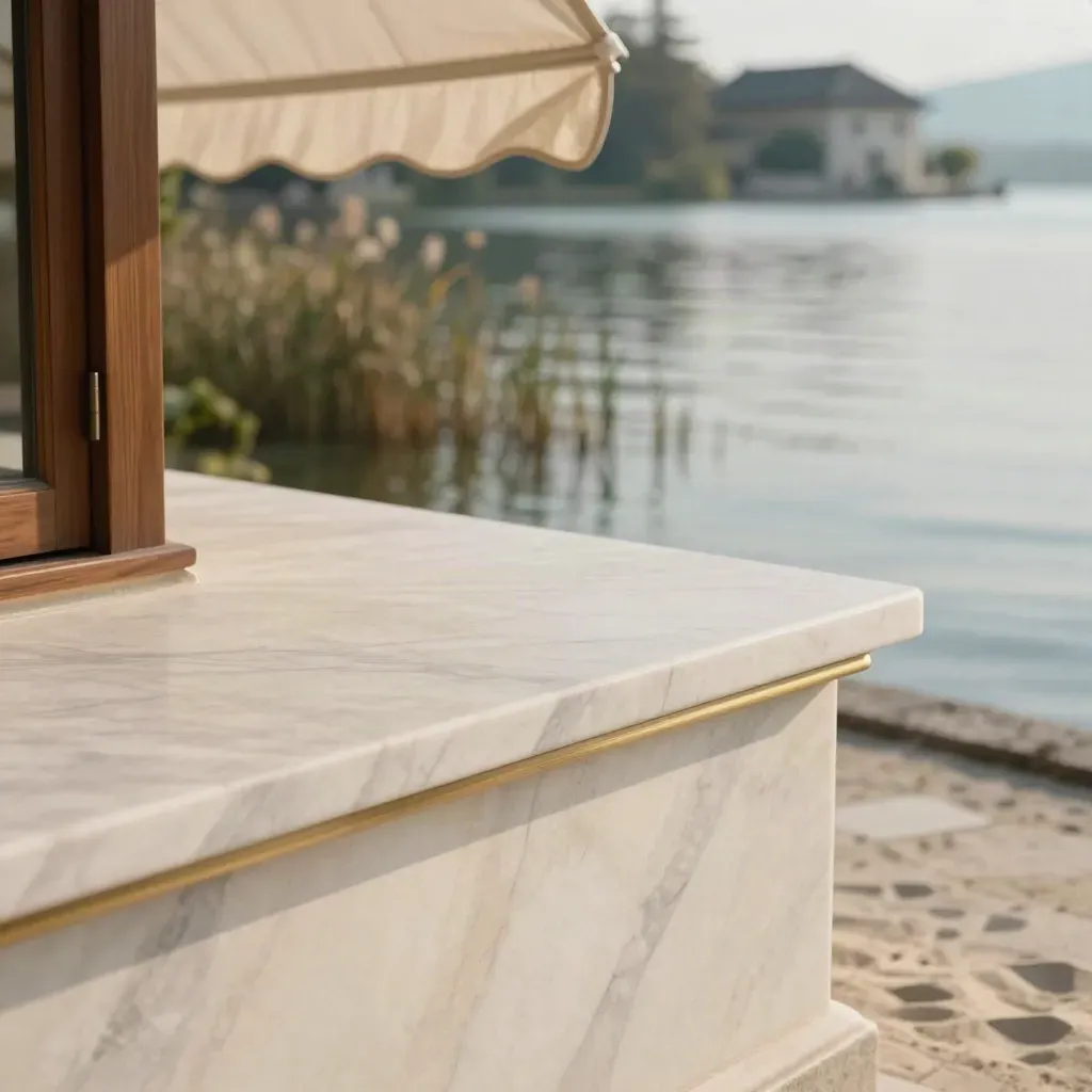Marbleveranda am See mit Schilf, Wasserglanz und Villadach im Morgenlicht.